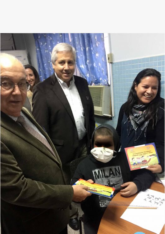 MINISTRO ENTREGA CONSTITUCION ADAPTADA A NIÑOS